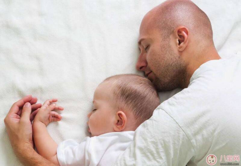 爸爸和宝宝睡觉说说心情短语 爸爸和宝宝睡觉发朋友圈句子