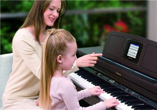 分享孩子弹琴的状态的心情说说 描写小孩坐着弹琴的表情以及动作的句子