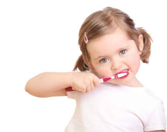 孩子牙齿上的黑斑是什么 发现孩子牙齿上有黑点怎么办