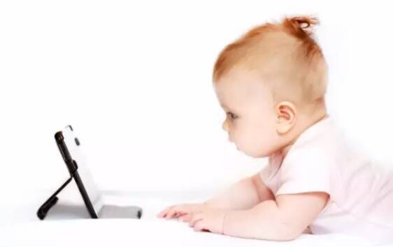 孩子多大才能看电子产品 宝宝接触电子产品的时间