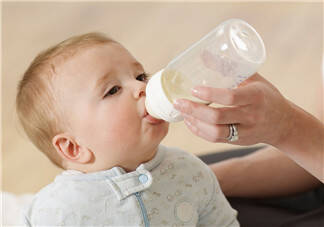 怎么给宝宝戒掉奶瓶 奶瓶戒除时间比你想象中早