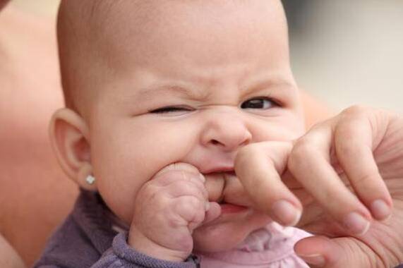 宝宝“吃手”要阻止吗？为什么宝宝喜欢吃手？