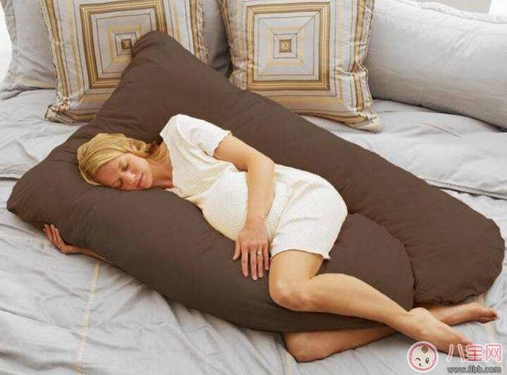 孕妇枕头有哪些好处 什么形状的孕妇枕实用(如何挑选孕妇枕)