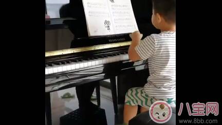 小鱼儿弹奏钢琴有模有样 孩子学钢琴到底好不好