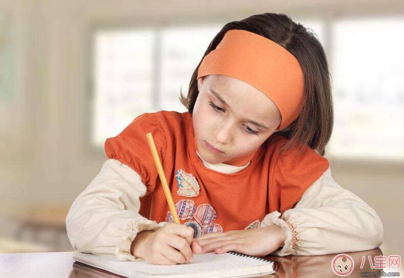 家长怎么陪孩子做作业比较好 家长正确陪孩子做作业的方法