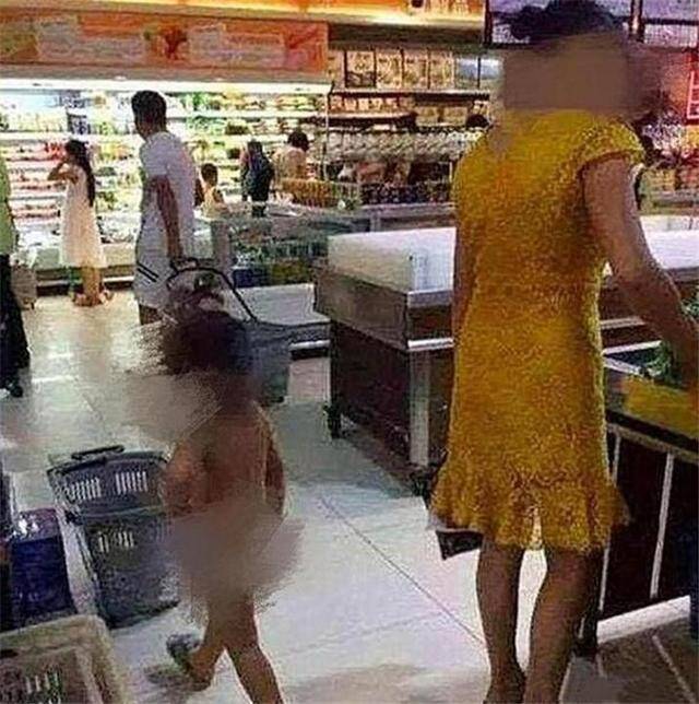 4岁女儿“身无片缕”逛超市，旁人好心相劝，妈妈：最好少管闲事