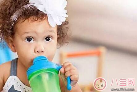 宝宝不肯喝水妙招 0-1岁内的婴儿不喜欢喝水怎么办