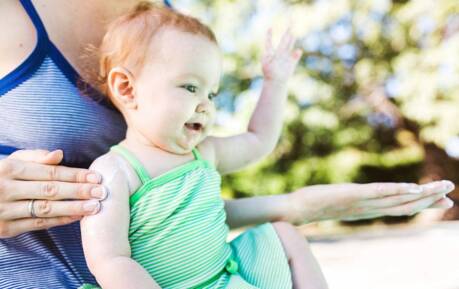 夏季带宝宝旅行用物理还是化学防晒好 如何选择宝宝外出防晒