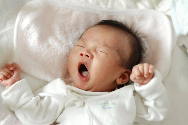 宝宝总紧握小拳头？及时打开新生儿的小拳头很重要！