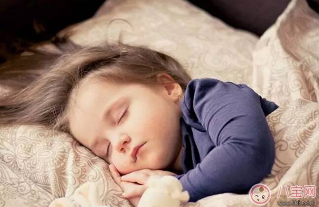 新生儿宝宝睡觉重要还是母乳重要 新生儿睡觉没规律经常喝母乳怎么办