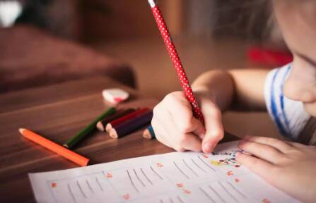幼儿园为什么不教写字 超前被强迫认字对孩子的危害