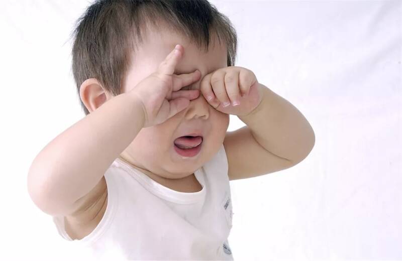 孩子被眼睛戳伤后应该怎么办好 孩子眼睛被尖物戳伤正确处理方法