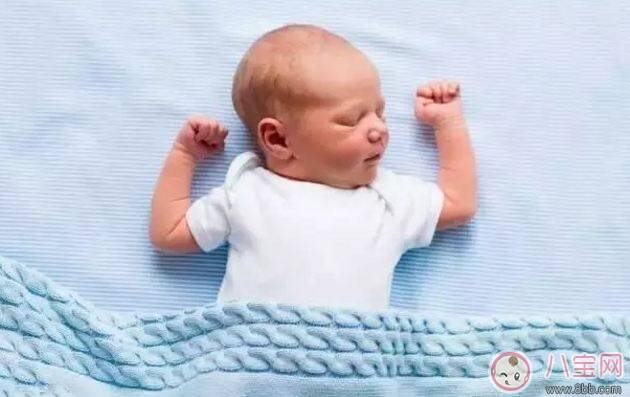 宝宝要不要用枕头 婴儿多大可以用枕头 两岁前都不能