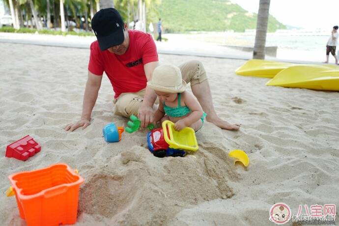 杨幂爸爸晒和小酒窝在沙滩玩耍 和宝宝在沙滩玩耍需要注意些什么
