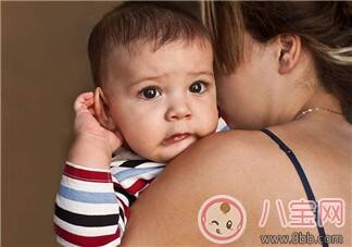 婴儿耳朵里很脏怎么办  宝宝耳朵有分泌物能清理吗