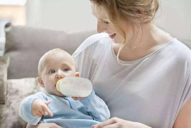 宝宝早上一起来就喝奶好吗 宝宝喝奶粉注意事项