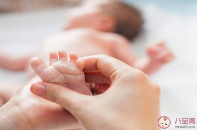婴儿抚触一定要抹婴儿油吗 婴儿抚触用什么油